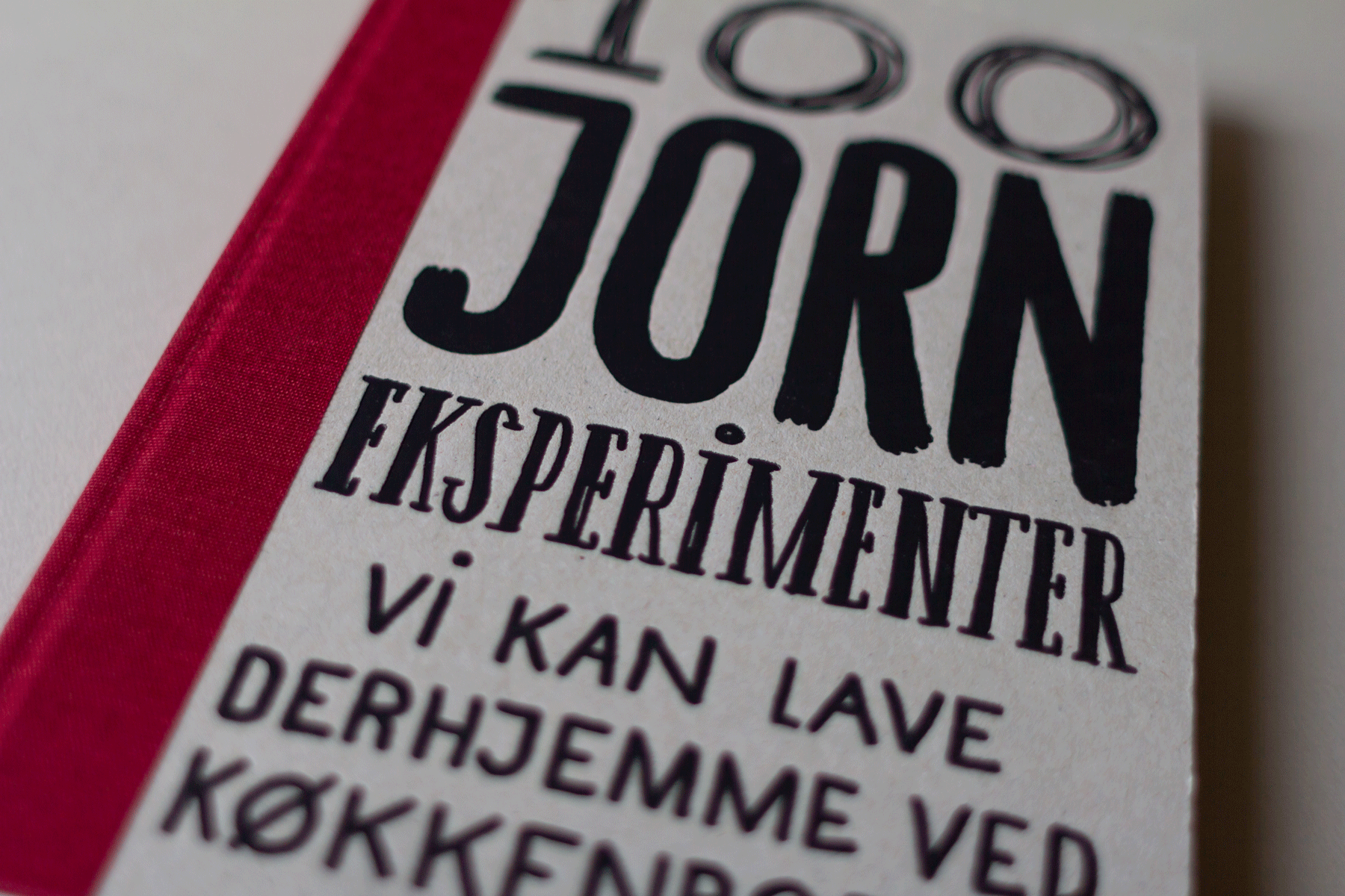 Nærbillede af omslag til bogen Opslag fra DIY-bogen 100 Jorn-eksperimenter vi kan lave derhjemme ved køkkenbordet